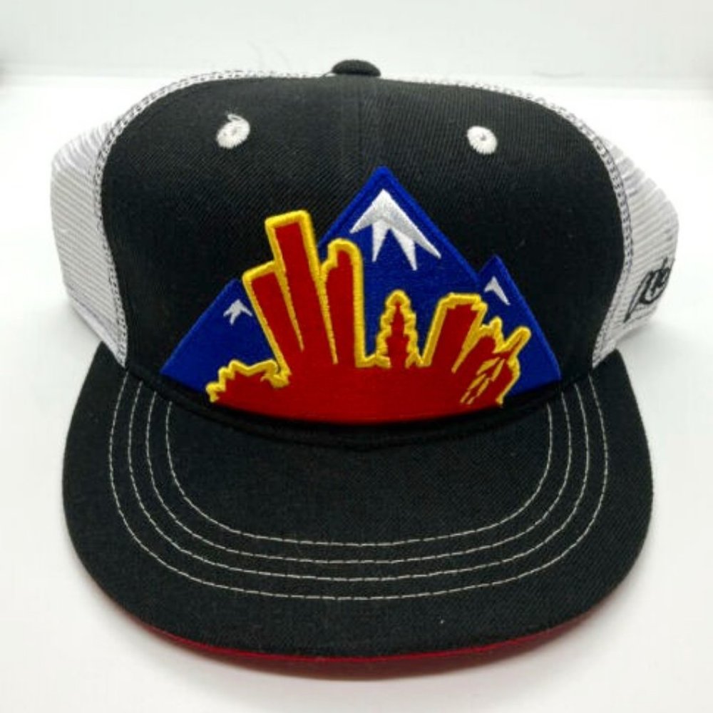 Aksels Hat, City Skyline with Mountains